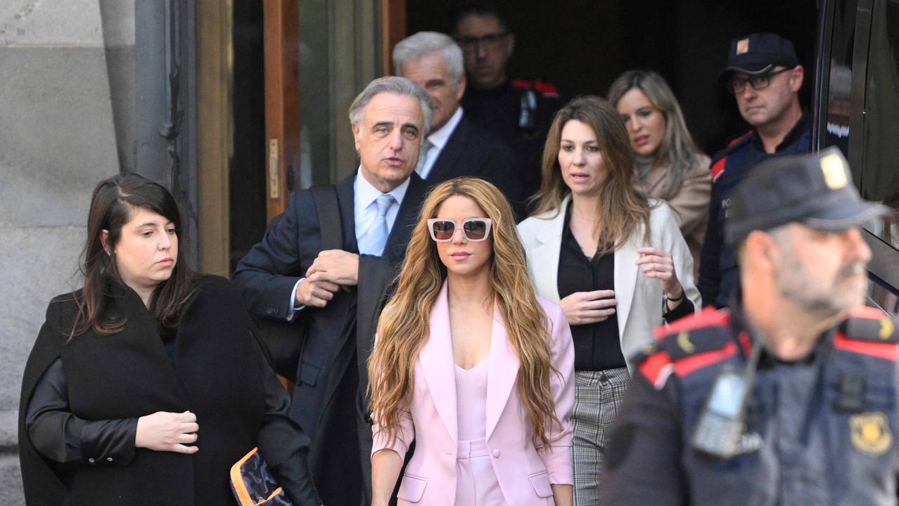 Imagem da cantora Shakira saindo da audiência